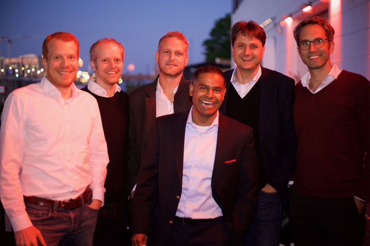 Eine Herrengruppe, Teilnehmer der BPO-Night in Berlin, steht zusammen und lächelt in die Kamera. Lars Heucke, der zweite von rechts, Geschäftsführer der nexnet.