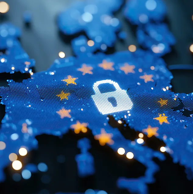 Digitale Europakarte mit EU-Sternen und einem zentralen Vorhängeschloss-Symbol als Zeichen für Datenschutz und DSGVO-Konformität.