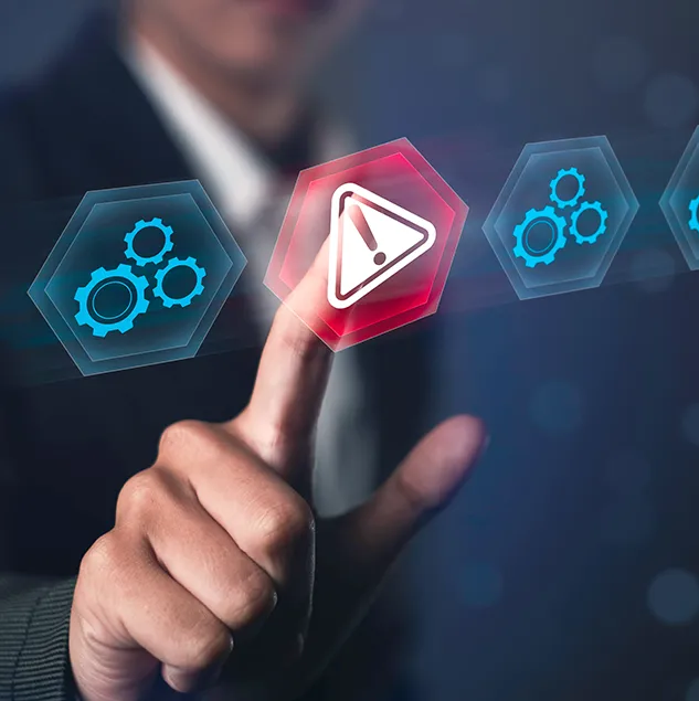 Business-Person tippt auf ein rotes digitales Warnsymbol mit Ausrufezeichen, umgeben von blauen Zahnradsymbolen, die Prozesse und Systeme darstellen.