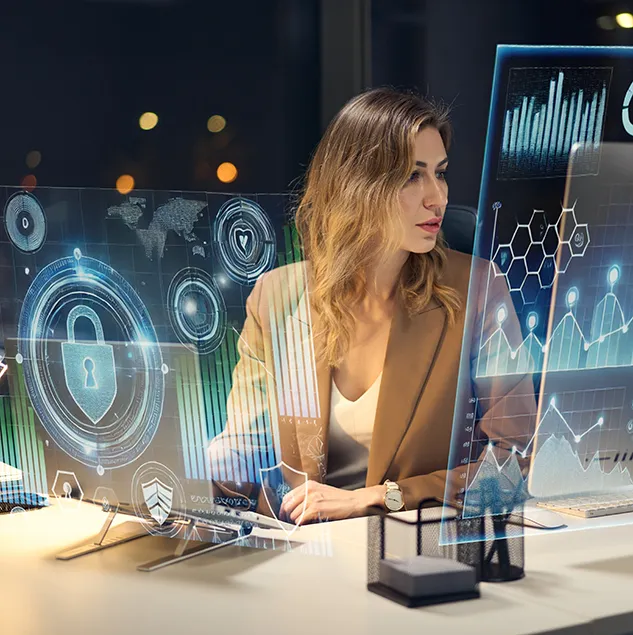 Frau arbeitet an modernen holografischen Bildschirmen mit Symbolen für Cybersecurity, Datenanalyse und digitale Netzwerke, im Vordergrund ein großes Schloss-Symbol als Zeichen für Datensicherheit.