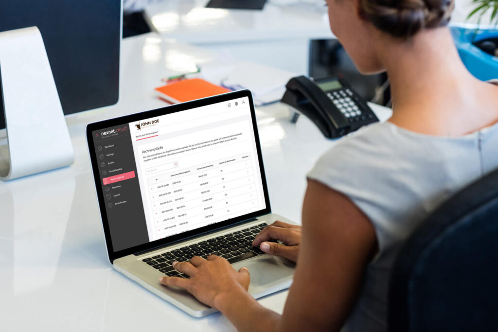 Subscription Economy gelingt mit dem Subscription Billing von nexnet. Das Bild zeigt eine Frau, die an ihrem Laptop arbeitet. Auf dem Bildschirm ist das Cloud-Program von nexnet zu sehen.