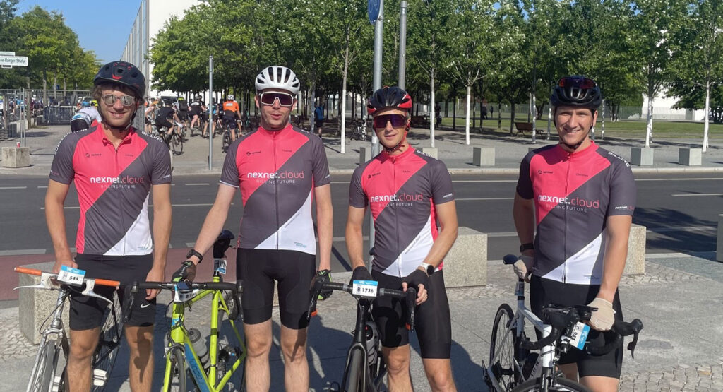 Das Bild zeigt das Team der nexnet, das am Velo City in Berlin teilgenommen hat. Sie tragen die Trikots in den Farben der nexnet.cloud und werben für das Produkt Subscription Billing by nexnet.cloud.