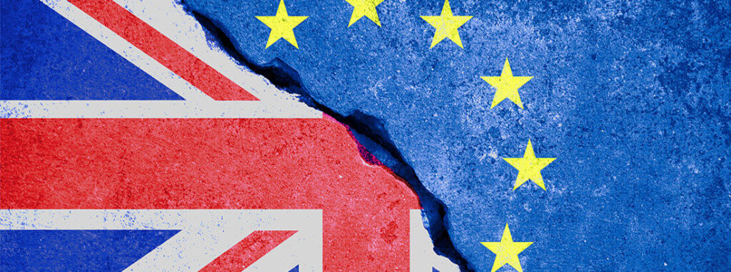 Flagge von Großbritannien und Flagge der EU, geteilt dargestellt.