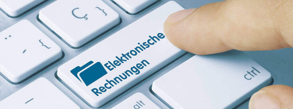 Abbildung einer Tastatur mit der Entertaste mit Tastenaufschrift: Elektronische Rechnungen