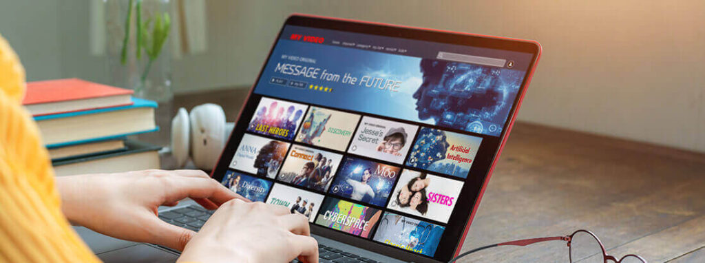 Auf einem Laptop wird ein Abo-Menü mit verschiedenen Filmen angezeigt.