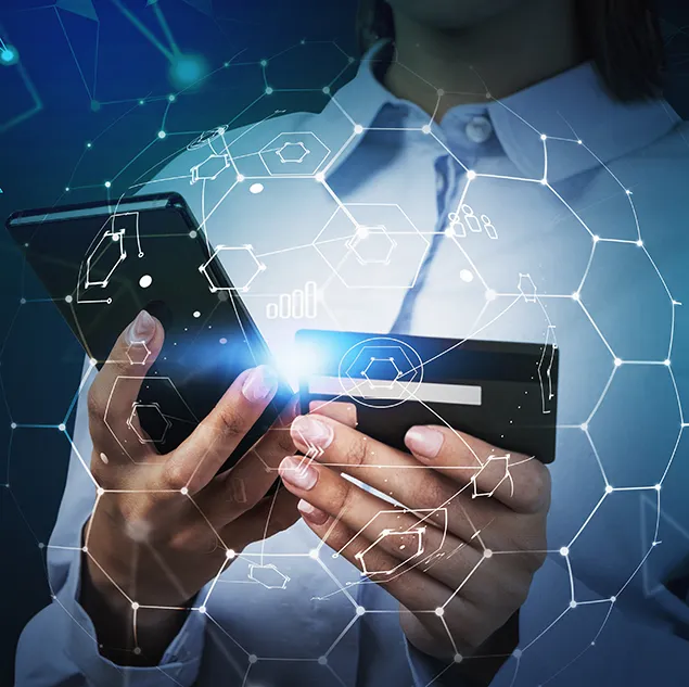Geschäftsfrau mit Smartphone und Kreditkarte, umgeben von digitalen Netzwerksymbolen – Darstellung digitaler Zahlungsflüsse und Forderungskontrolle.