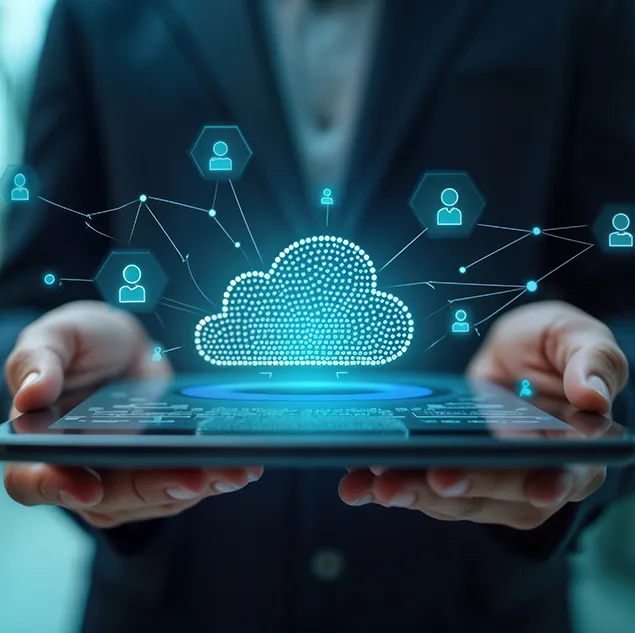 Businessperson hält Tablet mit Cloud-Datenvisualisierung – steht für cloudbasiertes Reporting und Datenzugriff.