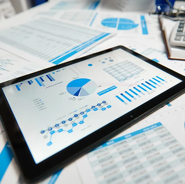 Tablet mit grafischen Auswertungen und Diagrammen – Symbol für digitales Reporting und Datenanalyse im Controlling.
