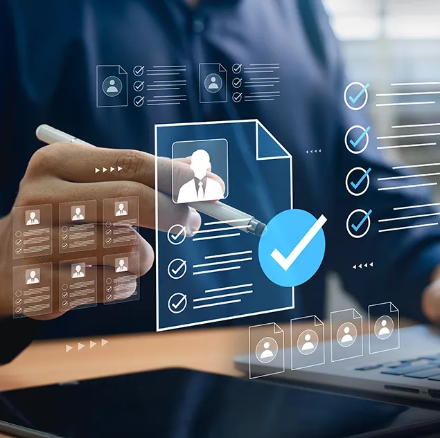 Hand interagiert mit digitalem Nutzerprofil und Checkliste – Darstellung automatisierter Datenvalidierung im Reporting-Kontext.