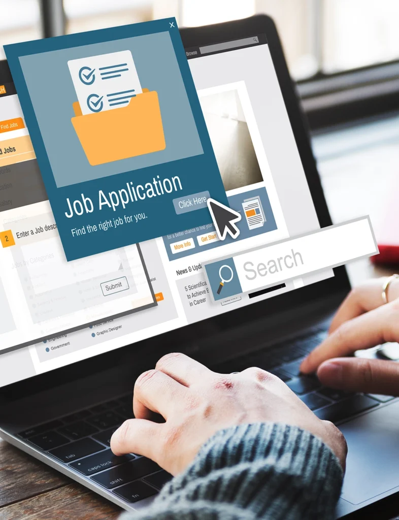 Person bewirbt sich online über Laptop – symbolisch für digitale Bewerbungsprozesse und drei gute Gründe, Teil des Unternehmens zu werden.