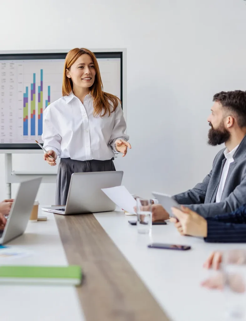 Expertin für Qualitätsmanagement präsentiert Analyseergebnisse vor einem Team im Konferenzraum