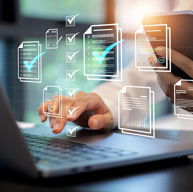 Digitale Darstellung von Dokumenten und Checklisten über einem Laptop – symbolisch für die vielfältigen und automatisierten Services von nexnet.