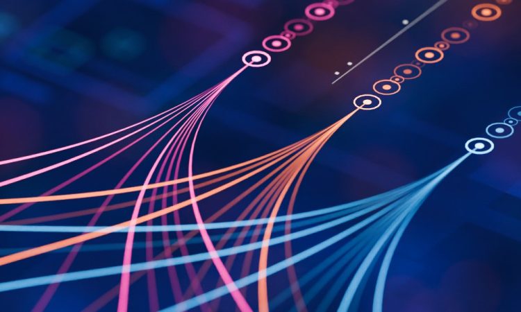 Das Bild zeigt digital dargestellte Fäden in rosa, orange und blau. Diese sind in der linken Bildhälfte miteinander verwoben und in der rechte Bildhälfte gehen sie auseinander und verlaufen sortiert nach Farben weiter.