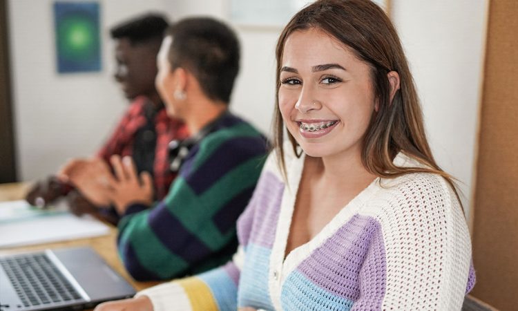 The picture shows pupils. In the foreground is a young girl looking into the camera and looking forward to Girls' Day.
