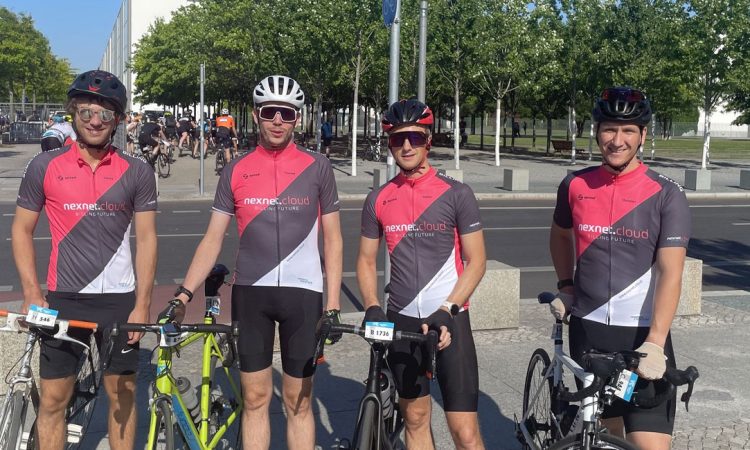 The picture shows the nexnet team that took part in Velo City in Berlin. They are wearing jerseys in the nexnet.cloud colors and promoting the Subscription Billing by nexnet.cloud product.